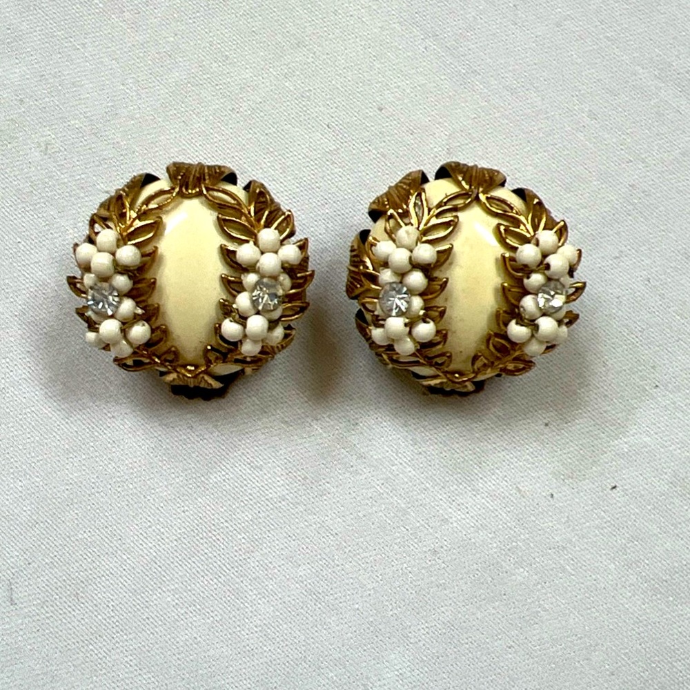 Clip-On Earrings Vintage Cream Color Gold Tone Rhinestones Unbranded Vintage